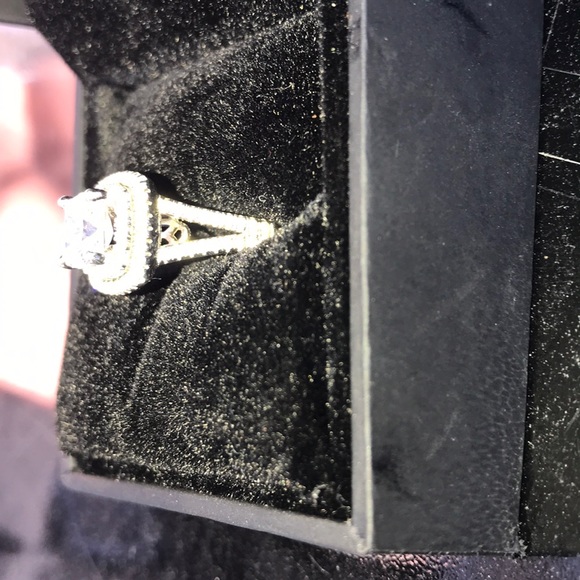 Engagement ring - Picture 4 of 4